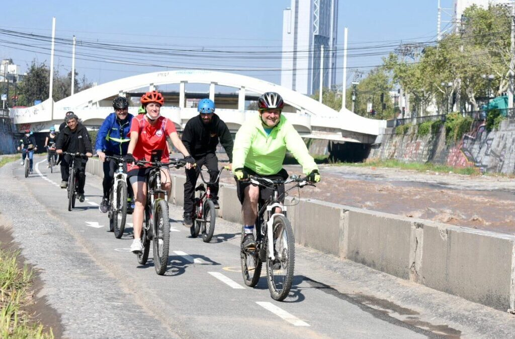 Gobernador Claudio Orrego encabeza reactivación del paseo urbano “Mapocho Pedaleable” provisorio